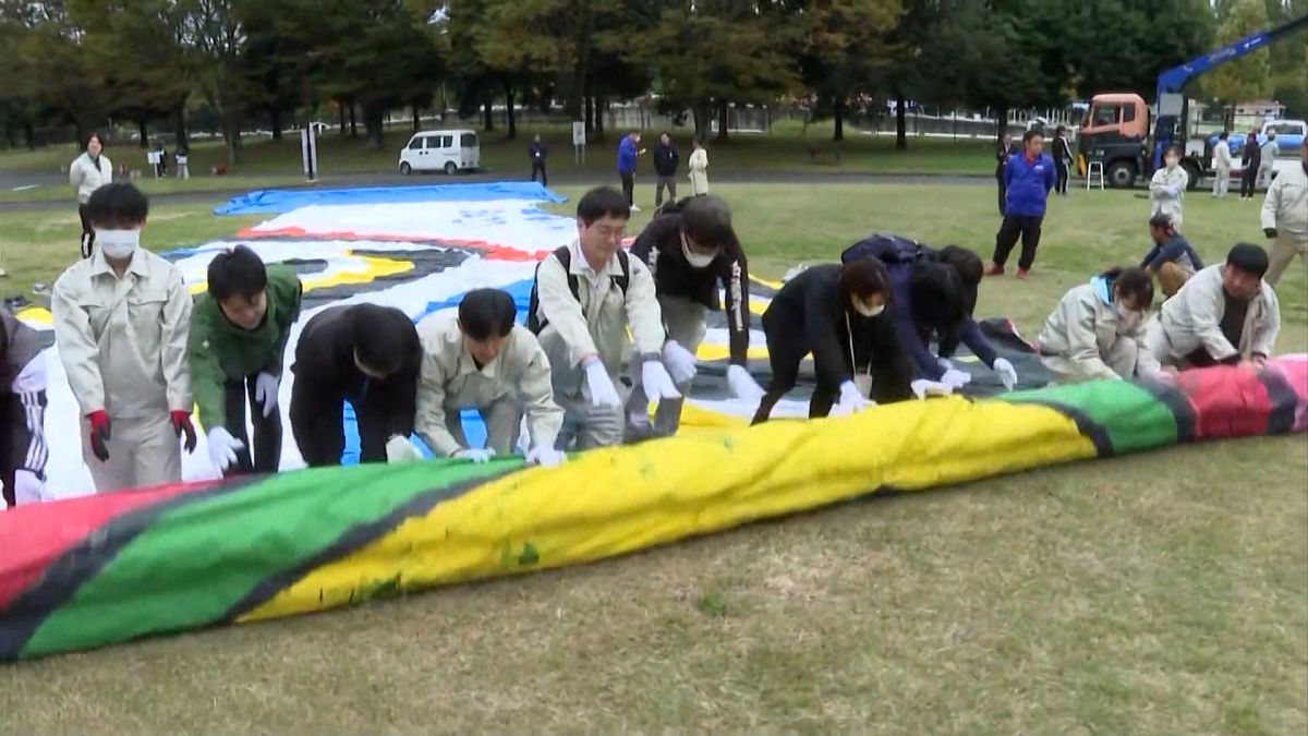 Kazo City unveils 100-metre carp streamer for annual airing