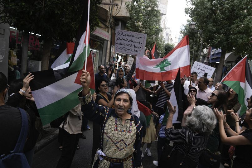 فلسطينيون يتظاهرون في مدينة رام الله بالضفة الغربية احتجاجاً على الغارات الإسرائيلية على لبنان