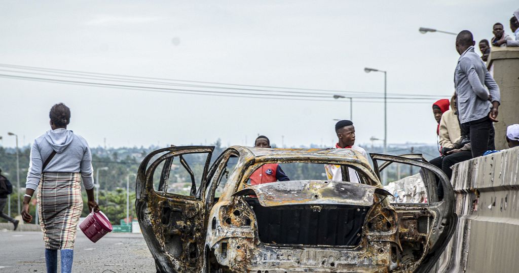 South Africa closes main border with Mozambique, citing safety concerns amid post-election protests