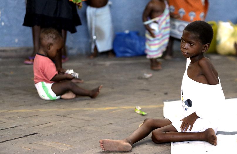 Una niña sentada en el suelo de un centro para desplazados en Beira, Mozambique, el viernes 22 de marzo de 2019. Una semana después de que el ciclón Idai azotara la costa.