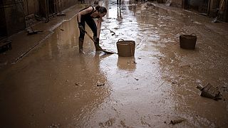 Inondations en Espagne : la garde civile mobilisée pour retrouver des survivants