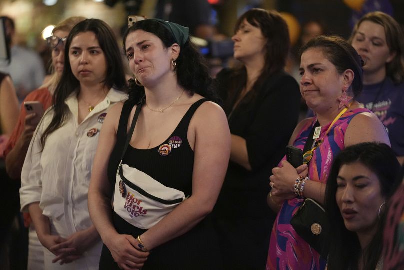مؤيدو التعديل رقم 4 في فلوريدا، الذي كان من شأنه أن يكرس حقوق الإجهاض في الولاية، يتفاعلون بعد هزيمة التعديل، في يوم الانتخابات، الثلاثاء، 5 نوفمبر 2024، في سانت بطرسبرغ، فلور