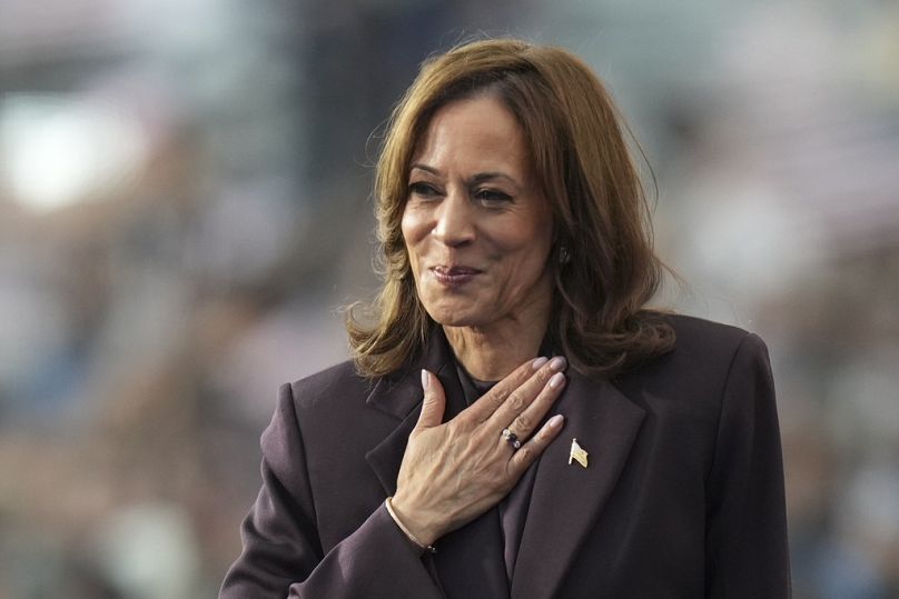 Kamala Harris fait un geste alors qu'elle prononce un discours de concession pour l'élection présidentielle de 2024