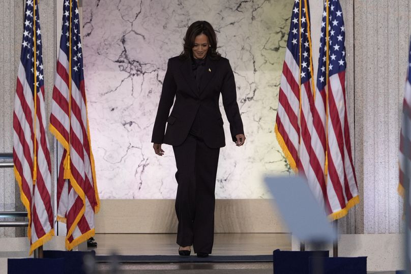 Kamala Harris dirigiéndose al estrado para pronunciar su discurso. 
