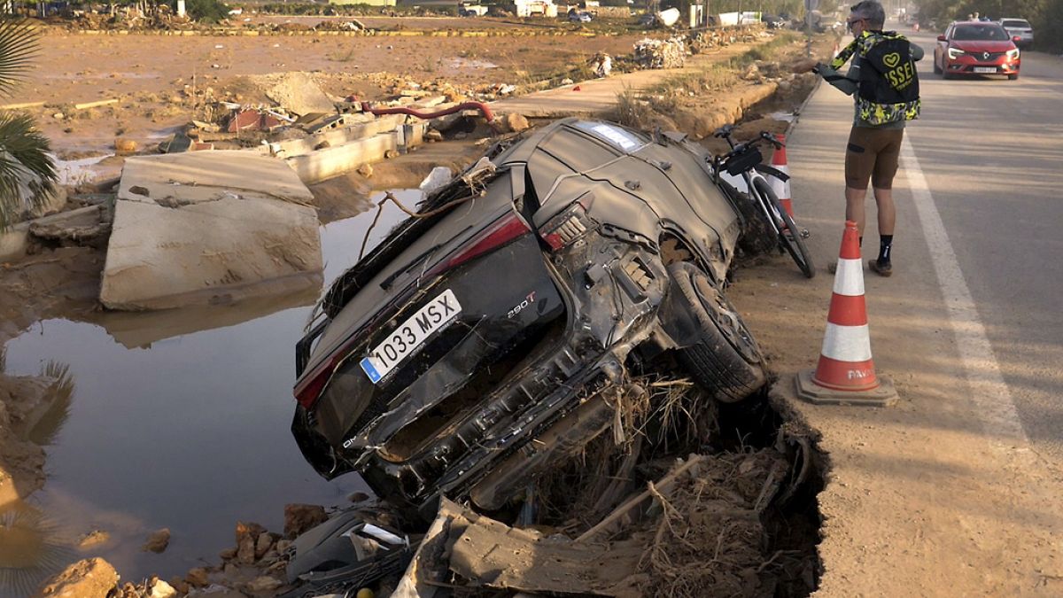 رجال الإنقاذ في إسبانيا يَصِلون الليل بالنهار لإزالة مخلفات الفيضانات