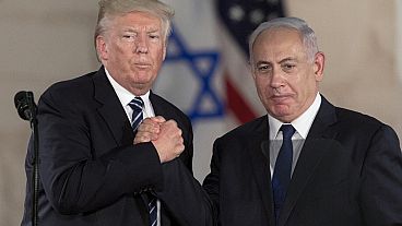 DOSYA - Başkan Donald Trump ve İsrail Başbakanı Benjamin Netanyahu 23 Mayıs 2017 Salı günü Kudüs'teki İsrail müzesinde el sıkıştı. 