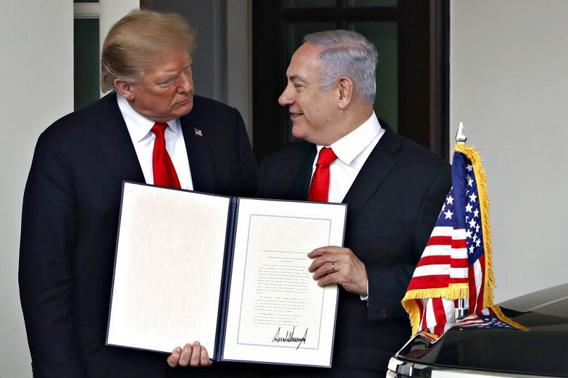 الرئيس دونالد ترامب ورئيس الوزراء الإسرائيلي بنيامين نتنياهو يحملان إعلانًا موقعًا، بعد اجتماعهما في البيت الأبيض، الاثنين، 25 مارس، 2019، في واشنطن. 