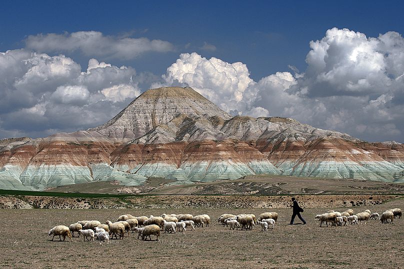 "Çayırhan, Ankara," İzzet Keribar. 