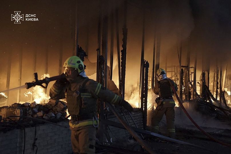 رجال الإنقاذ يخمدون حريقًا في مبنى نتج عن هجوم طائرة بدون طيار روسية في كييف، أوكرانيا، 7 نوفمبر/تشرين الثاني 2024.