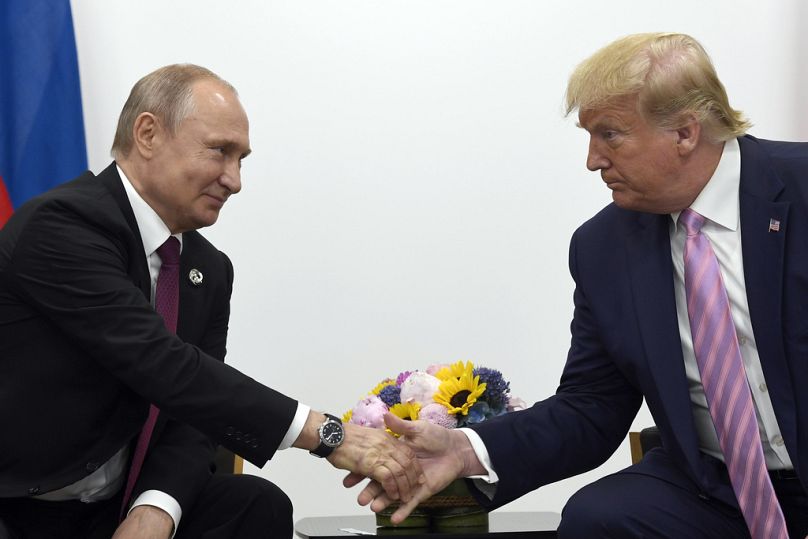 L'allora presidente Donald Trump stringe la mano al presidente russo Vladimir Putin durante un incontro bilaterale al vertice del G20, Osaka, Giappone, 28 giugno 2019