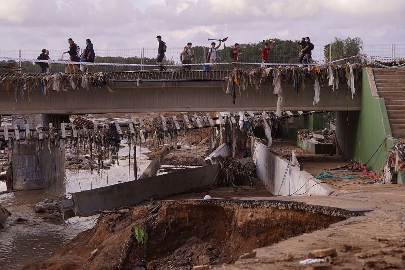 Voluntarios trabajan en la operación de limpieza tras las inundaciones en Paiporta, 7 de noviembre de 2024