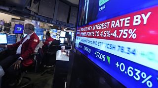 Su uno schermo di una postazione di negoziazione della Borsa di New York viene visualizzata la decisione sui tassi di interesse della Federal Reserve.