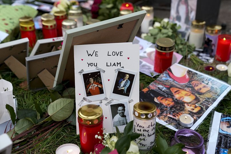 Los fans se reunieron para rendir homenaje al fallecido cantante británico Liam Payne, ex miembro de la banda pop One Direction, en Berlín, Alemania, el 20 de octubre de 2024.