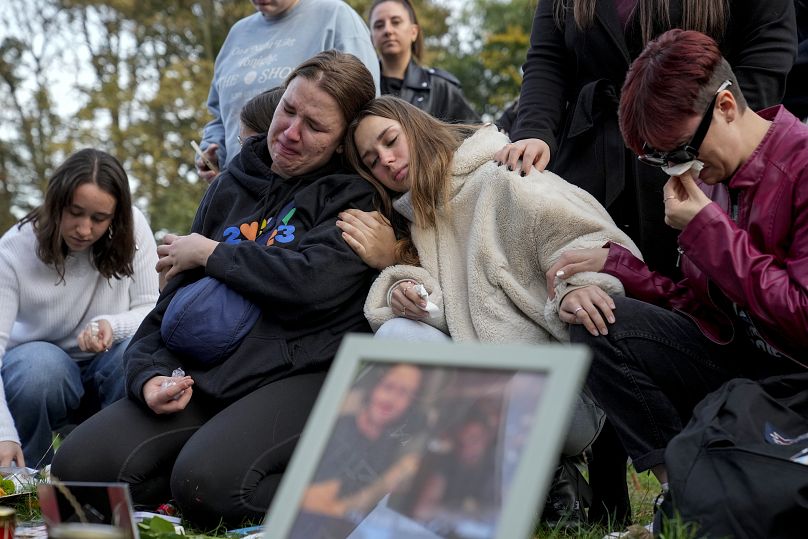 Los fans se reúnen para rendir homenaje al fallecido cantante Liam Payne, ex miembro de la banda pop One Direction en Berlín, Alemania, el domingo 20 de octubre de 2024.