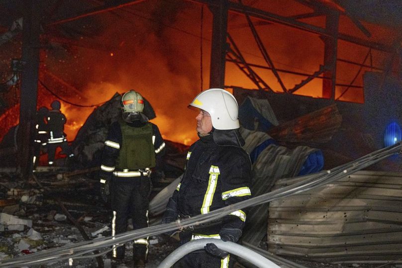 Des pompiers travaillent sur le site d'un bâtiment endommagé par une attaque russe à Odessa.