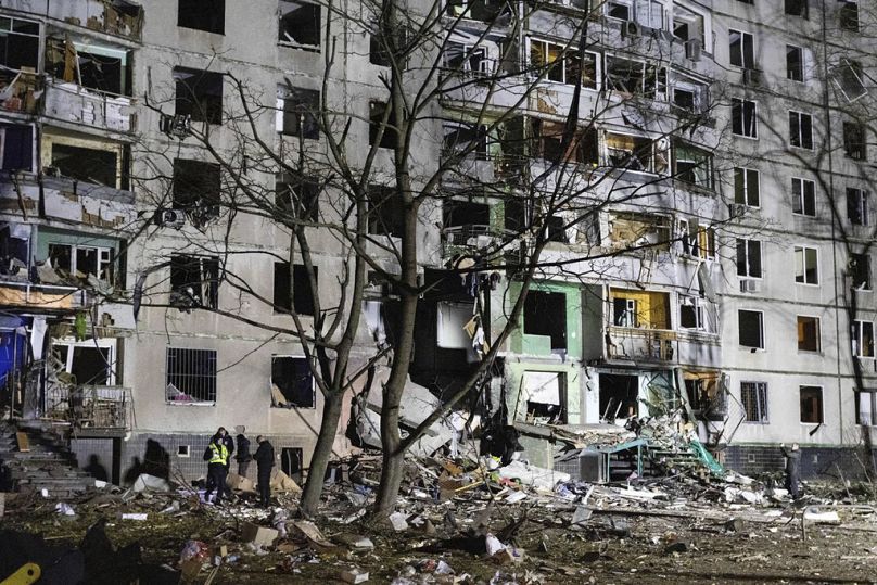 Un immeuble d'habitation est endommagé par une attaque russe à Kharkiv, en Ukraine, le vendredi 8 novembre 2024.