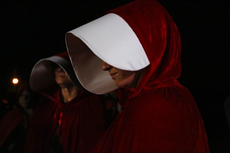 Demonstranten, die in Kostümen aus Margaret Atwoods dystopischem Roman „The Handmaid's Tale“ gekleidet sind, am Dienstag, 5. Dezember 2017.