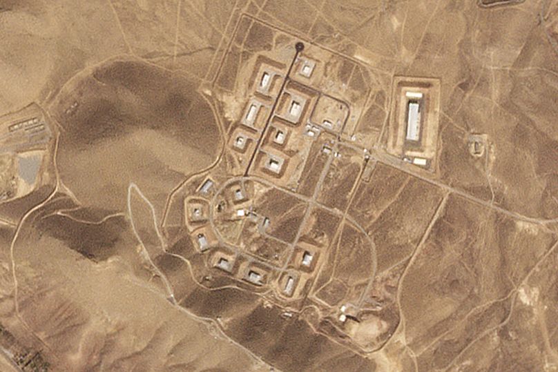 مبانٍ متضررة في قاعدة خوجير العسكرية الإيرانية خارج طهران، إيران، في 8 أكتوبر/تشرين الأول 2024