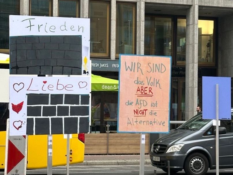 Open-Air-Installation aus neuen und historischen Plakaten am Potsdamer Platz.