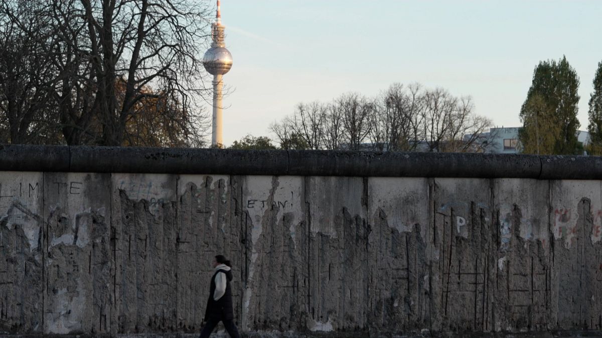 Video. Art installation marks Berlin wall’s 35th anniversary