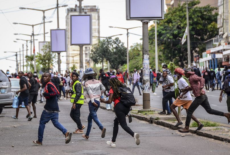 Demonstranten gehen auseinander, als die Polizei in Maputo, Mosambik, am Donnerstag, 7. November 2024, aufmarschiert.