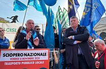 Il segretario generale della Uil alla manifestazione a Roma, 8 novembre 2011