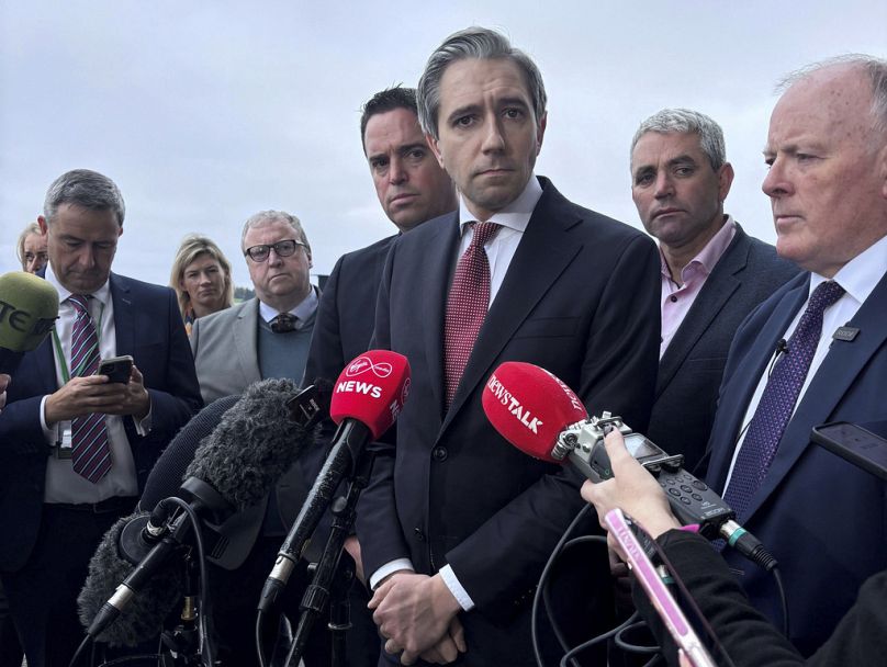 Taoiseach Simon Harris fala à imprensa no Hipódromo de Curragh, comentando o ataque a um campo militar no sul do Líbano na quinta-feira, Oct. 31, 2024. 