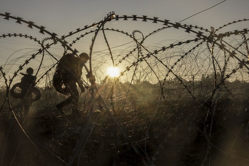 Украинские военнослужащие устанавливают противотанковые мины и невзрывные заграждения вдоль линии фронта возле Часова Яра, 30 октября 2024 года