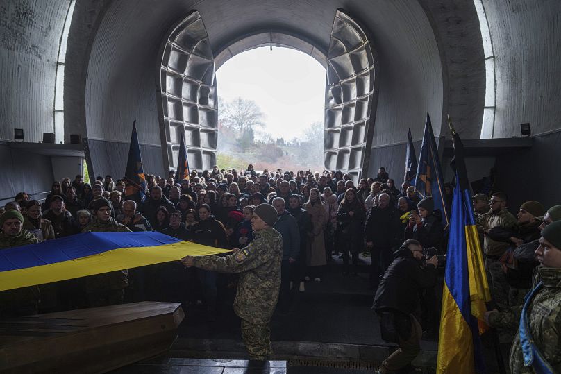 Picchetto d'onore e bandiera ucraina sui feretri di una dottoressa e di un soldato uccisi in Ucraina