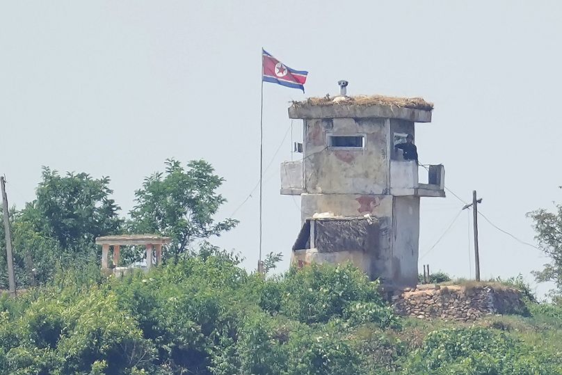 جندي يقف في نقطة حراسة عسكرية كورية شمالية يرفع العلم الوطني في باجو، كوريا الجنوبية، في 26 يونيو 2024