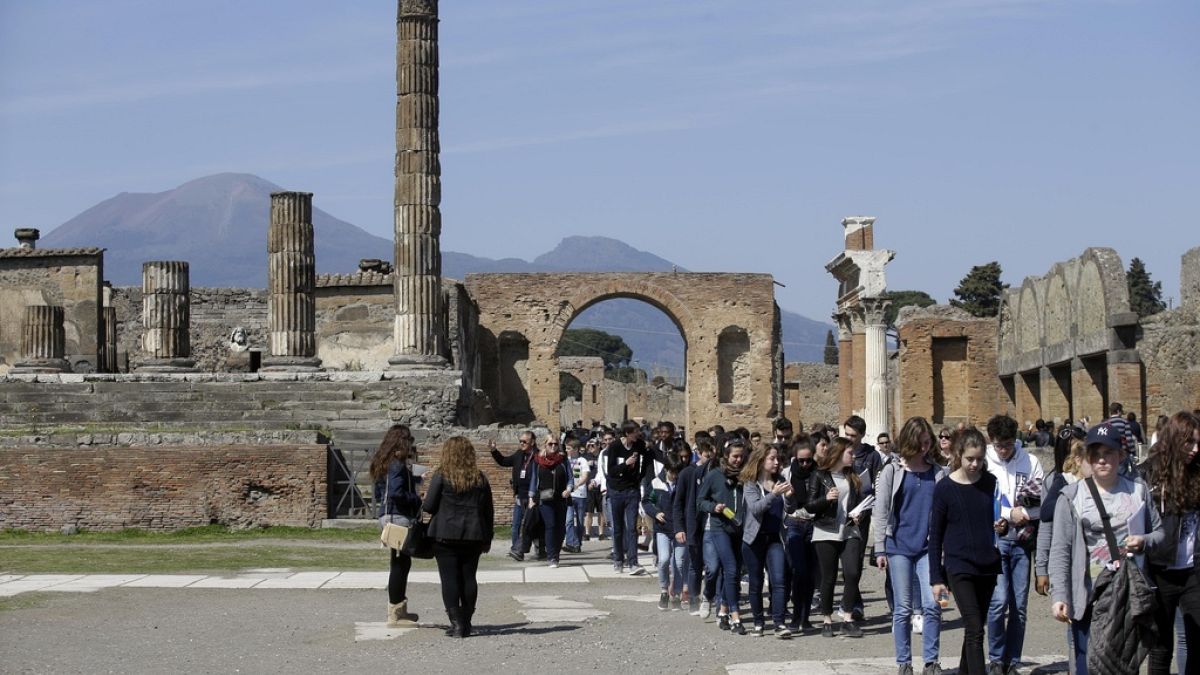 Inundated Pompeii plans a limit of 20,000 tourists a day