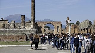 DATOTEKA - Turisti šetaju Pompejima u blizini Vile misterija u Italiji, 20. ožujka 2015. (AP Photo/Gregorio Borgia, Datoteka)