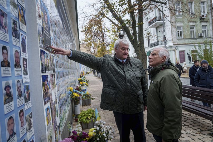 El alto responsable de la UE, Josep Borrell, y el ministro de Asuntos Exteriores de Ucrania, Andrii Sybiha, visitan un monumento en memoria de los soldados caídos en Kiev