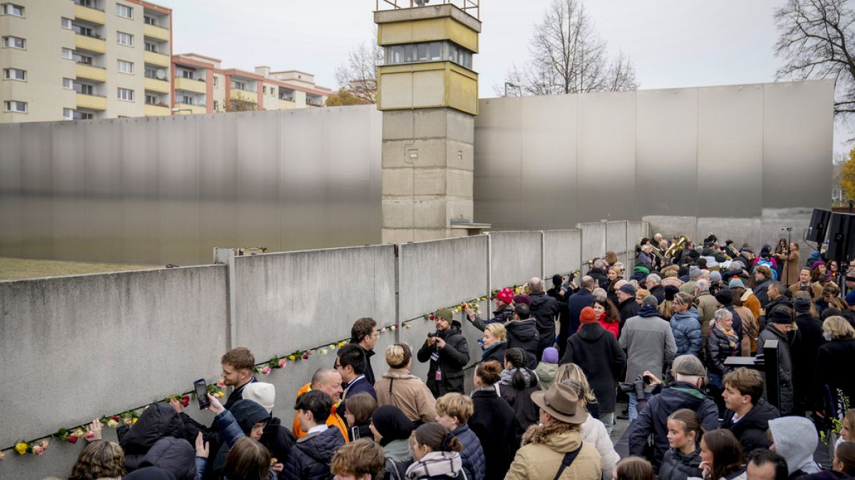 Tens of thousands celebrate the fall of the Berlin Wall 35 years ago