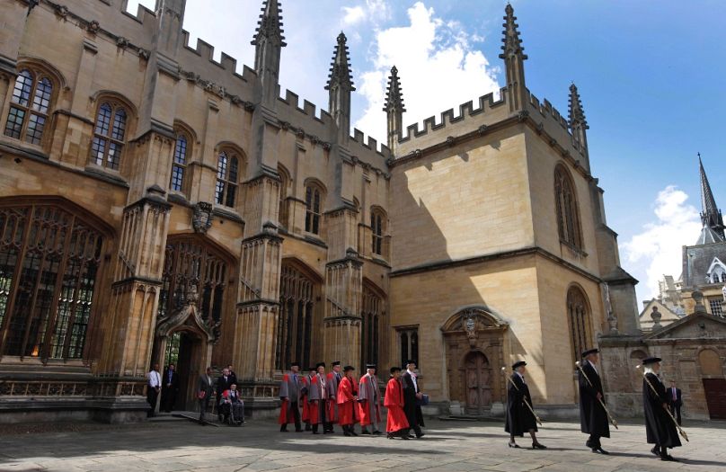 Aung San Suu Kyi mianmari ellenzéki vezető kitüntetése Oxfordban, 2012-ben
