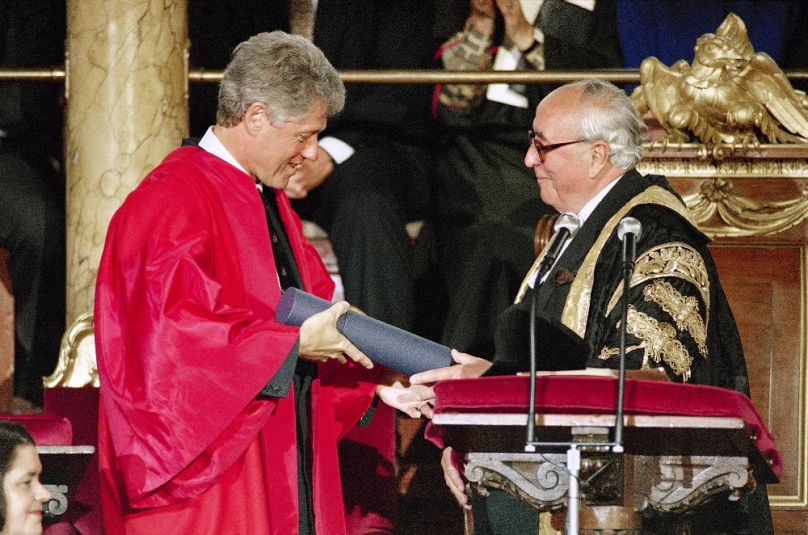 Bill Clinton átveszi díszdoktori címét Lord Jenkinstől, 1994-ben