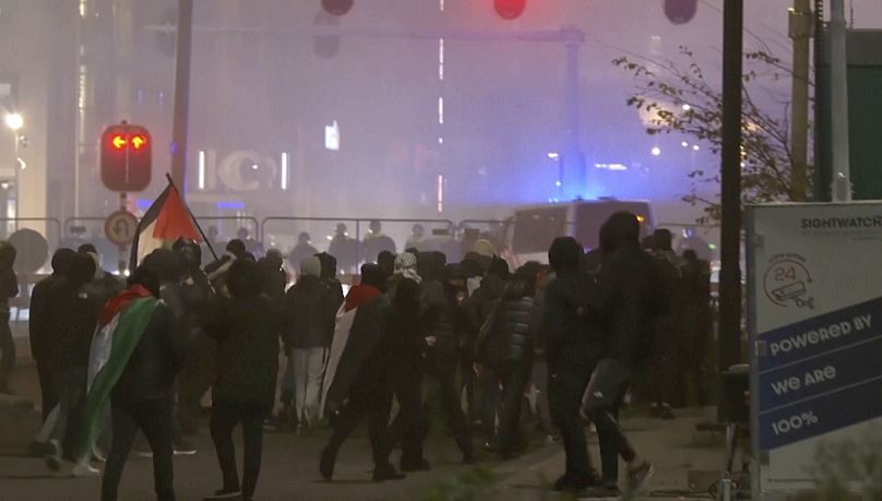 Bir grup Filistin yanlısı protestocu polis hattına doğru yürüyor, Amsterdam, 7 Kasım 2024.