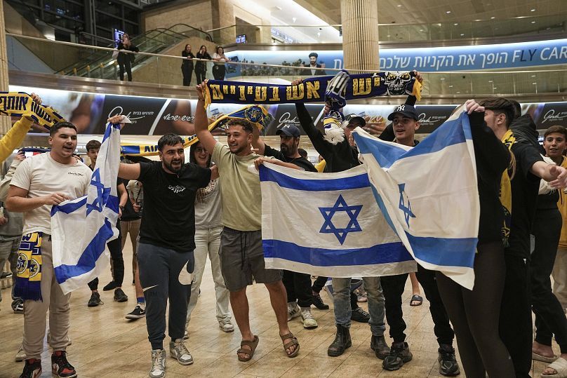 Amsterdam'dan İsrail'in Ben-Gurion Uluslararası Havalimanı'na gelen Maccabi Tel Aviv futbol taraftarları karşılanıyor, 8 Kasım 2024.