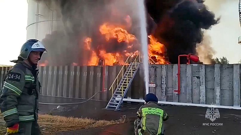 رجال الإطفاء يعملون في موقع خزان نفطي في منطقة آزوف في منطقة روستوف أون دون في روسيا، الثلاثاء 18 يونيو 2024