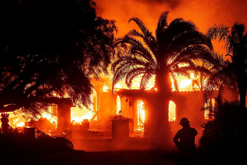 رجال الإطفاء السجناء يكافحون حريق الجبل في مزارع سوانهيل في موربارك بكاليفورنيا، 7 نوفمبر 2024