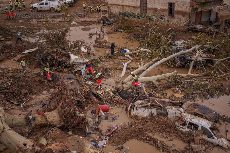 Les services d'urgence enlèvent des voitures submergées dans une zone touchée par les inondations à Catarroja, en Espagne, le dimanche 3 novembre 2024.