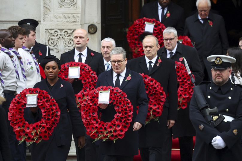 Keir Starmer (j) és Kemi Badenoch (b) együtt koszorúztak 