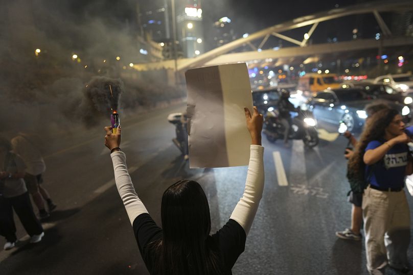 أشخاص يشاركون في مسيرة احتجاجية في تل أبيب، إسرائيل، السبت 9 نوفمبر/تشرين الثاني 2024، ضد حكومة رئيس الوزراء بنيامين نتنياهو 