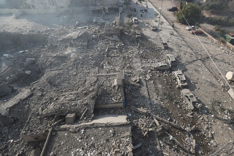 أحد السكان يتفقد موقع غارة جوية إسرائيلية في صور، جنوب لبنان، السبت 9 نوفمبر/تشرين الثاني 2024