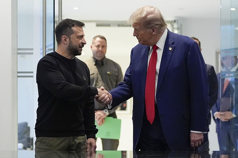 دونالد ترامب، إلى اليمين، والرئيس الأوكراني فولوديمير زيلينسكي يتصافحان خلال اجتماعهما في برج ترامب في 27 سبتمبر 2024 في نيويورك