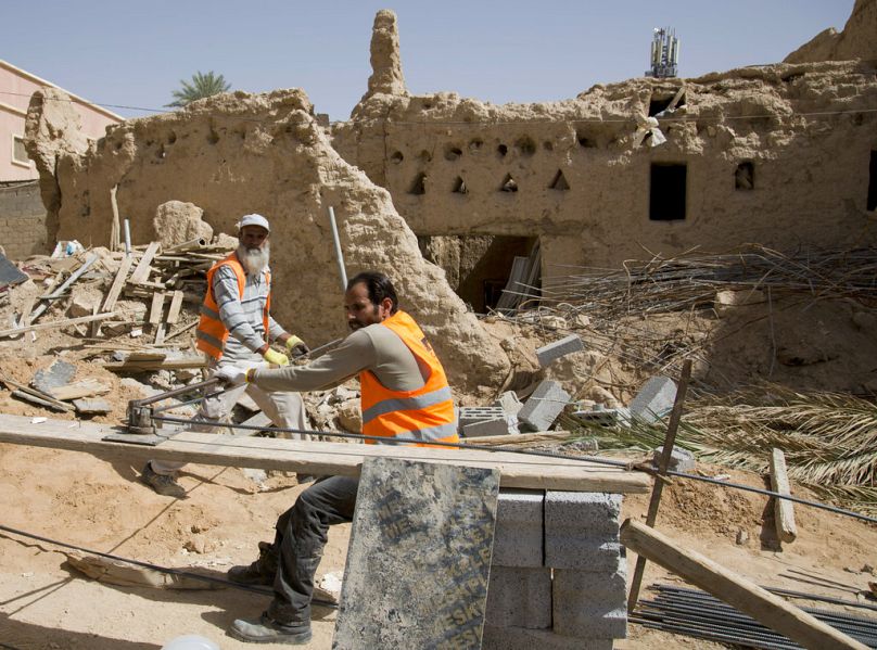   يقوم العمال بترميم مسجد الصريحة، في الرياض، المملكة العربية السعودية، في 8 مارس 2018.