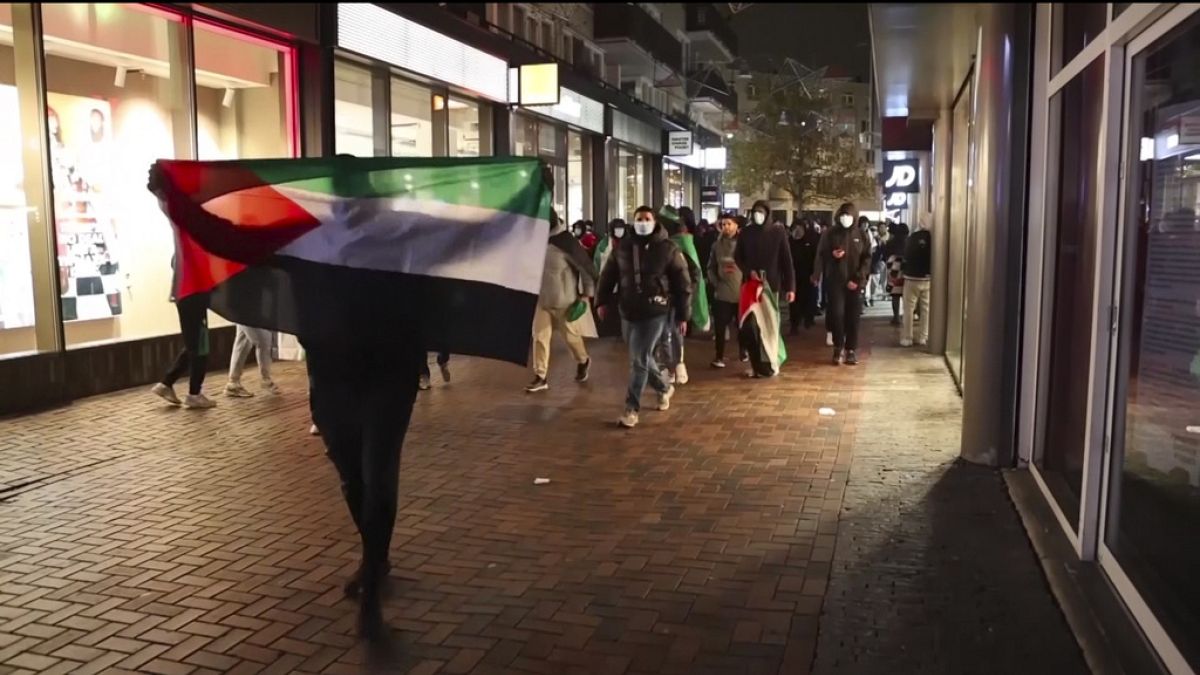 بعد قرار حظر الاحتجاجات.. فضّ مظاهرة مؤيدة للفلسطينيين في أمستردام تخللتها مناوشات واعتقالات