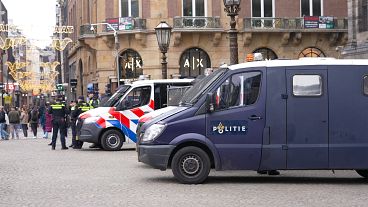 Polizeipräsenz auf dem Dam-Platz in Amsterdam, Niederlande, am Samstag, den 9. November 2024.