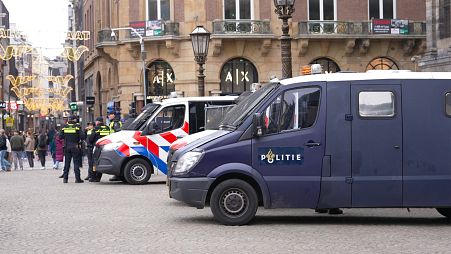 Polizeipräsenz auf dem Dam-Platz in Amsterdam, Niederlande, am Samstag, den 9. November 2024.