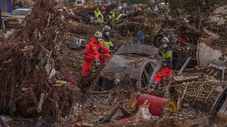 I servizi di emergenza rimuovono le auto in un'area colpita dalle inondazioni a Catarroja, 3 novembre, 2024